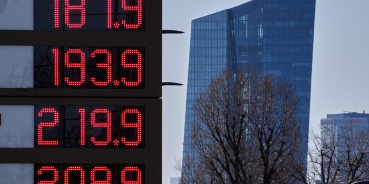 Еврокомиссар по энергетике предупреждает: война в Иране грозит долгим ростом цен