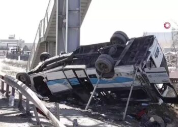 Смертельная авария в Анкаре: автобус врезался в эстакаду