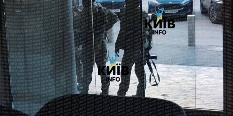 Стрельба в Киеве: есть погибший и раненые, полиция ищет нападавшего