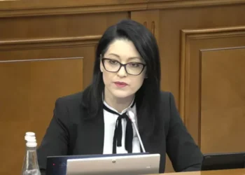 Министр труда подверглась критике в парламенте из-за компенсаций: «Вы меня не убедили»