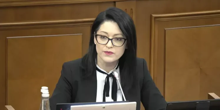 Министр труда подверглась критике в парламенте из-за компенсаций: «Вы меня не убедили»