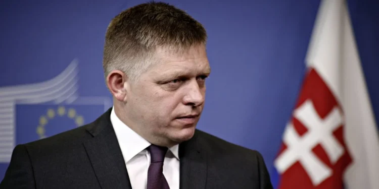 Премьер Словакии Фицо призывает ЕС возобновить поставки российской нефти и газа