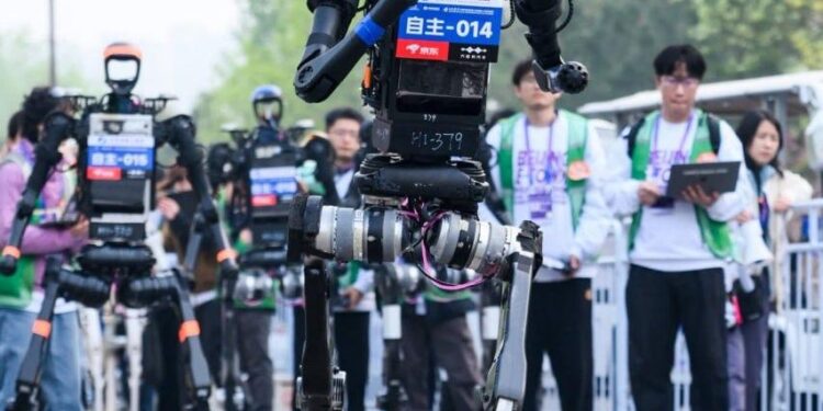 Гуманоидный робот показал рекордное время на полумарафоне в Китае