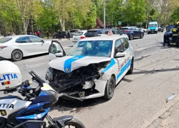 Серьёзное ДТП в Кишинёве: BMW выехал на встречную полосу и столкнулся с автомобилем автошколы