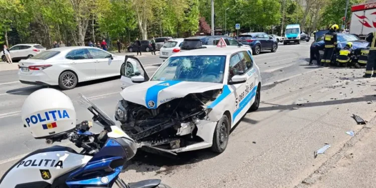 Серьёзное ДТП в Кишинёве: BMW выехал на встречную полосу и столкнулся с автомобилем автошколы