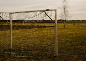 Poarta de fotbal, coșmarul unui copil din Tocuz. Băiatul a ajuns la spital cu capul spart