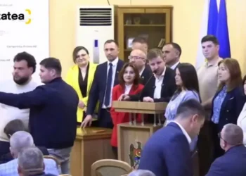 Ieri, Ceban a fost scos cu forța din sală pentru că a vrut să vorbească de la tribună, iar astăzi PAS a blocat tribuna în Consiliul Municipal
