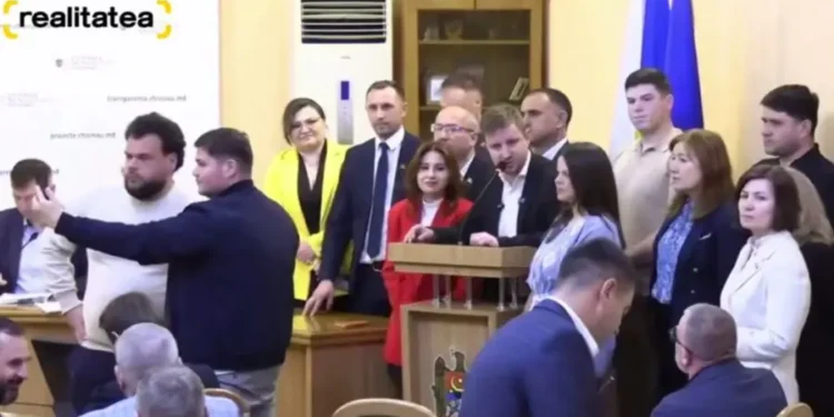 Ieri, Ceban a fost scos cu forța din sală pentru că a vrut să vorbească de la tribună, iar astăzi PAS a blocat tribuna în Consiliul Municipal