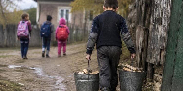Inegalitatea de gen, infiltrată copiilor de mici, în Moldova, și în 2026: Fetele gătesc mai des și muncesc mai mult acasă, iar băieții — în agricultură