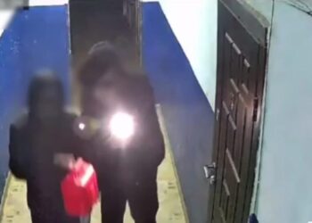 Разборки в стиле 90-х? В Кишиневе двое молодых людей подожгли дверь квартиры