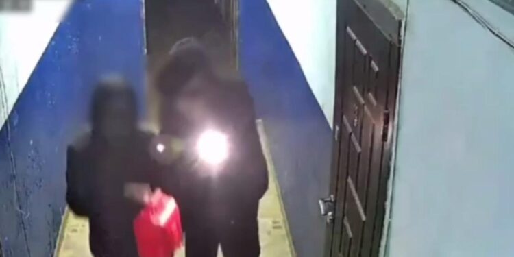 Разборки в стиле 90-х? В Кишиневе двое молодых людей подожгли дверь квартиры