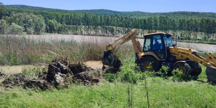 Откачка воды, укрепление дамб и мониторинг рек: спасатели работают на затопленных участках после осадков