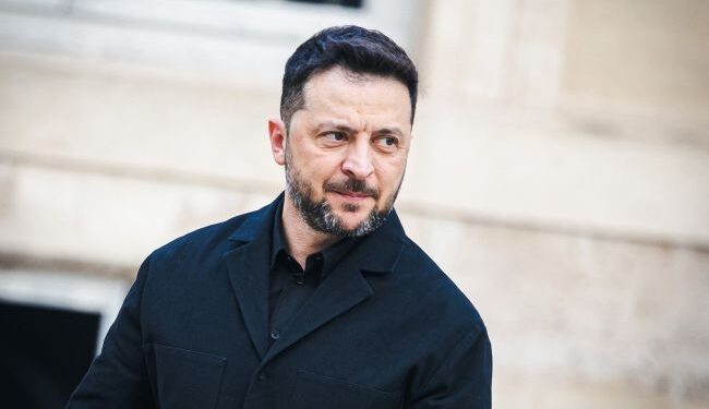 Мнение украинцев изменилось: сколько граждан видят Зеленского президентом после войны