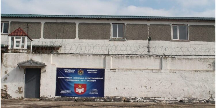Un fost deținut, aflat în stare de ebrietate, a încercat să intre cu mașina în Penitenciarul Brănești. Au fost trase focuri de avertizare