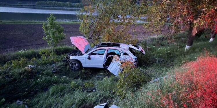 Accident grav la Hîncești: un tânăr a murit, iar alți doi pasageri au fost răniți