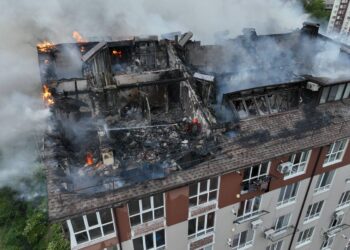 La un an de la incendiu, proprietarii mansardelor arse rămân fără apartamente și ajutor, dar cu credite de plătit