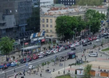 O coloană uriașă, un drapel gigantic și numeroși tineri. Marș auto pe 9 Mai