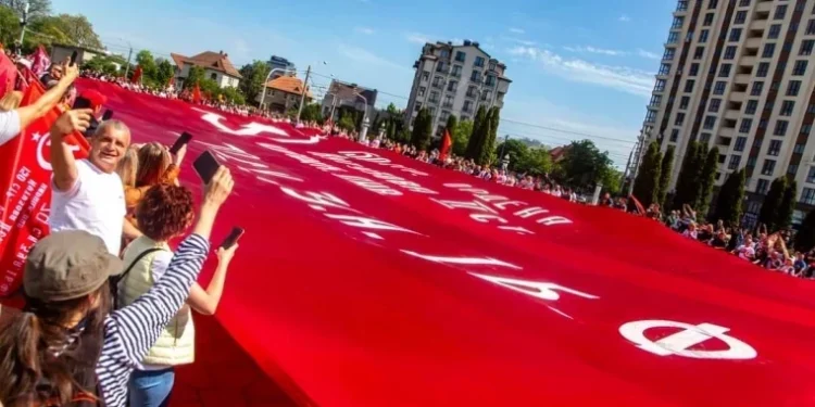 La memorialul „Eternitate” din Chișinău au desfășurat un Drapel al Victoriei uriaș, de 60 pe 25 de metri