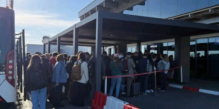 Haos la Aeroportul Internațional „Eugen Doga” Chișinău: cozile la controlul pașapoartelor se întind până afară