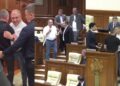 Îmbrânceli în Parlament: Primarul Capitalei a fost scos cu forța din sală