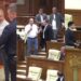 Îmbrânceli în Parlament: Primarul Capitalei a fost scos cu forța din sală