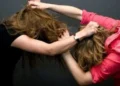 Bătaie între adolescente, în Slobozia: O fată de 15 ani, rănită după un conflict cu fosta prietenă
