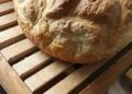 Bătrânii care așteaptă o bucată de pâine vs Radu Marian care nu are nevoie de pâine ieftină