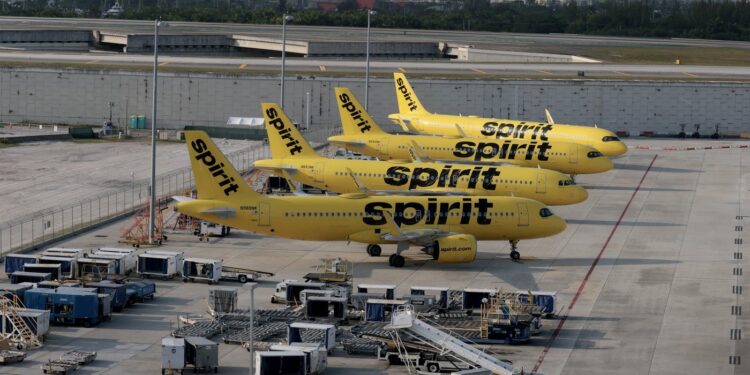 Хаос в аэропортах США после приостановки полётов Spirit Airlines
