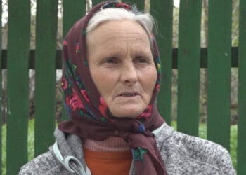 Mamă, de 70 de ani, care îngrijește permanent fiica bolnavă, în condiții grele