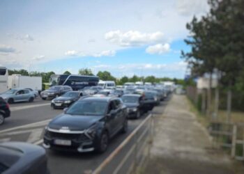 Cozile de la granița cu România perturbă călătoriile: sectorul turistic așteaptă soluții