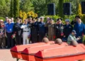 На Шерпенском плацдарме проходит церемония захоронения 16 солдат и офицеров Красной Армии