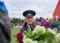 У Вечного огня в Кишинёве люди пропустили ветерана Великой Отечественной войны