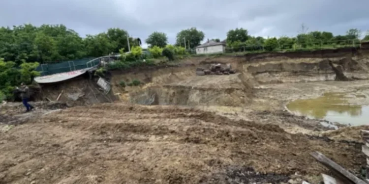 Primele concluzii după surparea străzii din Ialoveni: Inspectorii au depistat încălcări grave la șantierul de construcții