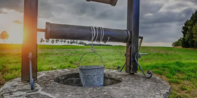 Fântânile din Ialoveni, contaminate după inundații. Locuitorii, îndemnați să nu bea apa din ele