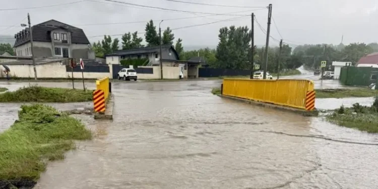Ploile au afectat mai multe drumuri naționale. Circulația pe traseul G56 a fost restabilită