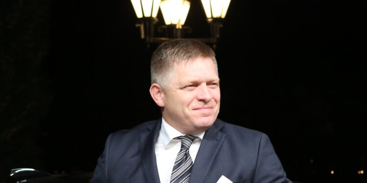 Фицо призвал к диалогу ЕС и РФ после падения дрона в Румынии