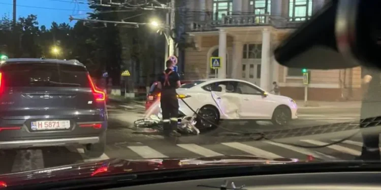 В центре Кишинева произошло ДТП: 16-летний мотоциклист попал в больницу