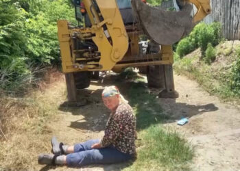 Culcată sub tractor. O pensională, revoltată de scumpirea apei