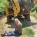 Culcată sub tractor. O pensională, revoltată de scumpirea apei