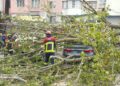 Спасатели устраняли последствия непогоды: в Кишинёве деревья падали на автомобили, а в Тараклийском районе застряла скорая помощь