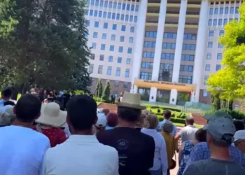 Protest la Parlament: Maia, răspunde de tot! Iad fiscal! Fără verișoare!
