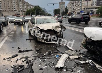 Accident cu trei mașini pe bd. Ștefan cel Mare din Chișinău: Două persoane au ajuns la spital