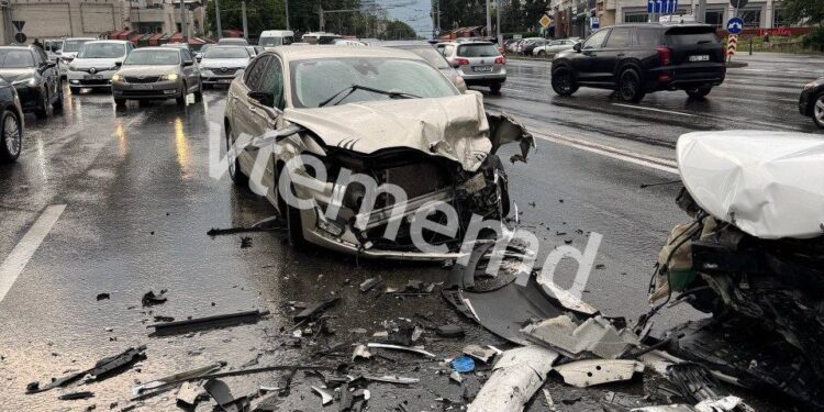 Accident cu trei mașini pe bd. Ștefan cel Mare din Chișinău: Două persoane au ajuns la spital