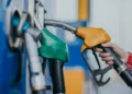 Carburanții continuă să se ieftinească: benzina scade cu 28 de bani, iar motorina cu 16 bani