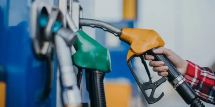 Carburanții continuă să se ieftinească: benzina scade cu 28 de bani, iar motorina cu 16 bani