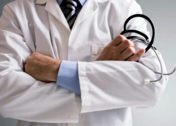 Salarii mici și lipsa perspectivelor: Viitori medici, rămân sau pleacă?