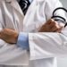 Salarii mici și lipsa perspectivelor: Viitori medici, rămân sau pleacă?