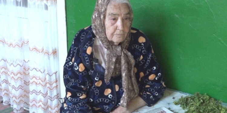 Принимала роды при свете фонаря, а на старости лет берёт продукты в долг